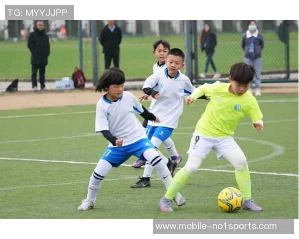足球启蒙训练视频助你轻松掌握基础技巧与战术思维提升孩子的运动兴趣与团队合作能力